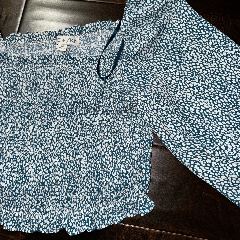 A never worn blue and white cropped long sleeve top. size medium